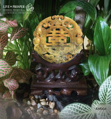 Jade Amulet on a wooden stand Tibetan Endless knot Нефритовый Амулет на подставке из дерева - тибетский узел бесконечности 