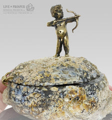 Bronze cupid on a stone agate geode box for an engagement ring on a dolerite plate Бронзовый купидон на каменной шкатулке из жеоды агата для помолвочного кольца на основании из долерита подарок на свадьбу Jewelry box Ювелирная шкатулка  подарок на свадьбу wedding gift 