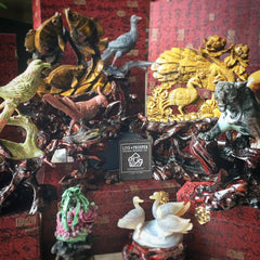 Solid tiger's eye carving of fish family playing under the sea on a wooden stand Стая рыб играющая на морском дне из тигрового глаза на деревянной подставке