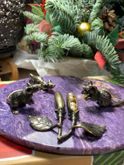 Bronze figures of mice with beans and pearls on a charoite plate Бронзовые фигурки мышей с фасолью и жемчугом на пластине из чароита