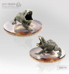 A bronze figure of a frog with demantoids inserts on a marvel and agate plats (moneybox) Бронзовая лягушка со вставками из демантоидов на пластине из агата и мрамора - копилка 