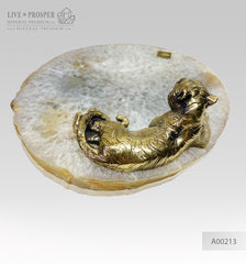 Handmade bronze tiger with demantoids inserts on an agate plate Бронзовый тигр ручной работы со вставками из демантоидов на пластине из агата год тигра 2022 символ нового года оберег для бизнеса дома подарок руководителю 