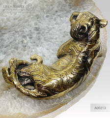 Handmade bronze tiger with demantoids inserts on an agate plate Бронзовый тигр ручной работы со вставками из демантоидов на пластине из агата год тигра 2022 символ нового года оберег для бизнеса дома подарок руководителю 