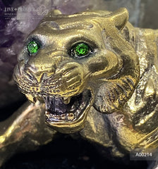 Handmade bronze tiger figure with demantoid inserts and geode's amethyst druzy background at dolerite plate Бронзовый тигр ручной работы со вставками из демантоидов с друзой жеоды аметиста на пластине из долерита год тигра 2022 символ нового года оберег для бизнеса дома подарок руководителю 