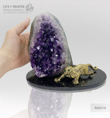 Handmade bronze tiger figure with demantoid inserts and geode's amethyst druzy background at dolerite plate Бронзовый тигр ручной работы со вставками из демантоидов с друзой жеоды аметиста на пластине из долерита год тигра 2022 символ нового года оберег для бизнеса дома подарок руководителю 