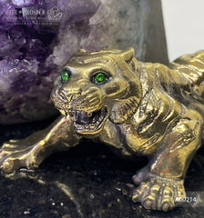 Handmade bronze tiger figure with demantoid inserts and geode's amethyst druzy background at dolerite plate Бронзовый тигр ручной работы со вставками из демантоидов с друзой жеоды аметиста на пластине из долерита год тигра 2022 символ нового года оберег для бизнеса дома подарок руководителю 