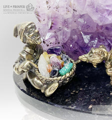 Bronze dwarf and miners mouse with amethyst agate geode background and gemstones on a dolerite plate Бронзовые гном и шахтёры мыши на фоне агата жеоды аметиста с россыпью самоцветов на пластине из долерита