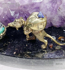 Bronze dwarf and miners mouse with amethyst agate geode background and gemstones on a dolerite plate Бронзовые гном и шахтёры мыши на фоне агата жеоды аметиста с россыпью самоцветов на пластине из долерита
