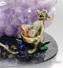 Bronze dwarf and miners mouse with amethyst agate geode background and gemstones on a dolerite plate Бронзовые гном и шахтёры мыши на фоне агата жеоды аметиста с россыпью самоцветов на пластине из долерита