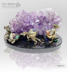 Bronze dwarf and miners mouse with amethyst agate geode background and gemstones on a dolerite plate Бронзовые гном и шахтёры мыши на фоне агата жеоды аметиста с россыпью самоцветов на пластине из долерита