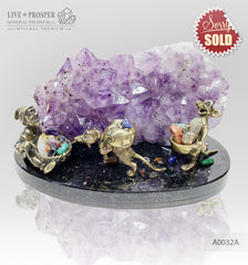 Bronze dwarf and miners mouse with amethyst agate geode background and gemstones on a dolerite plate Бронзовые гном и шахтёры мыши на фоне агата жеоды аметиста с россыпью самоцветов на пластине из долерита