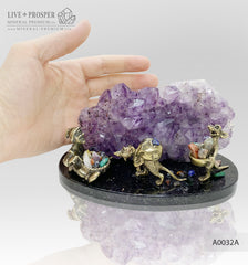 Bronze dwarf and miners mouse with amethyst agate geode background and gemstones on a dolerite plate Бронзовые гном и шахтёры мыши на фоне агата жеоды аметиста с россыпью самоцветов на пластине из долерита
