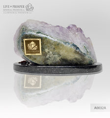 Bronze dwarf and miners mouse with amethyst agate geode background and gemstones on a dolerite plate Бронзовые гном и шахтёры мыши на фоне агата жеоды аметиста с россыпью самоцветов на пластине из долерита