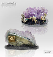 Bronze dwarf and miners mouse with amethyst agate geode background and gemstones on a dolerite plate Бронзовые гном и шахтёры мыши на фоне агата жеоды аметиста с россыпью самоцветов на пластине из долерита