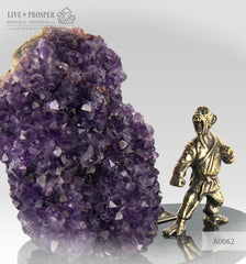 Bronze figure of monkey warrior with agate amethyst geodes on dolerite plate  Бронзовая фигурка воина обезьяны с жеод агата аметистом на пластине из долерита год обезьяны Mineral Premium Минерал Премиум 