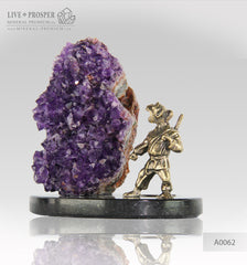 Bronze figure of monkey warrior with agate amethyst geodes on dolerite plate  Бронзовая фигурка воина обезьяны с жеод агата аметистом на пластине из долерита год обезьяны Mineral Premium Минерал Премиум 