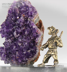 Bronze figure of monkey warrior with agate amethyst geodes on dolerite plate  Бронзовая фигурка воина обезьяны с жеод агата аметистом на пластине из долерита 