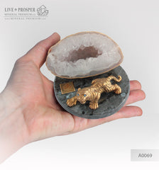 Bronze figure of tiger with demantoids eyes with geode agate druz on a labradorite plate  Бронзовый тигр со вставками из демантоидов с друзой жеод агата на пластине из лабрадорита