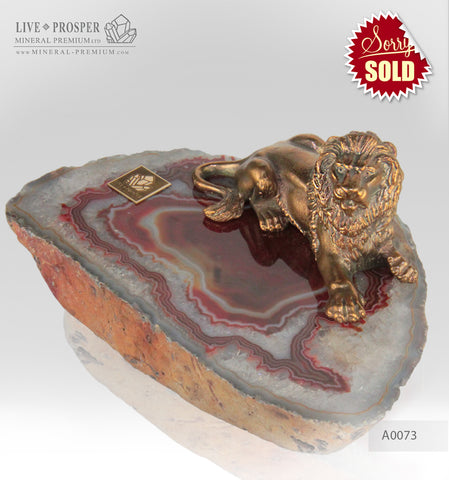 Bronze figure of Lion with demantoids inserts on agate plate