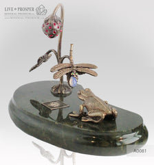 Бронзовые лягушка со стрекозой и земляникой со вставками из демантоидов и лунным камнем на пластине из змеевика