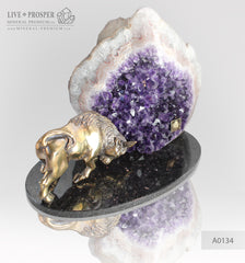 Bronze bull with agate geode amethyst on a dolerite plate Бронзовый бык с жеодой агата аметистовой друзой на пластине из долерита 
