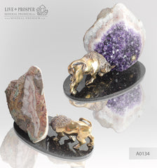 Bronze bull with agate geode amethyst on a dolerite plate Бронзовый бык с жеодой агата аметистовой друзой на пластине из долерита 