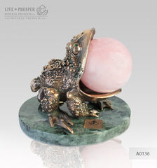 Bronze figure of frog with demantoid inserts with pink quartz sphere on a marvel plate Бронзовая лягушка со вставками из демантоидов с шаром из розового кварца на пластине из мрамора денежный оберег money amulet минерал премиум mineral premium ltd eshurin ешурин 