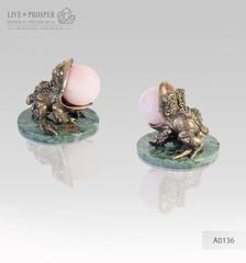Bronze figure of frog with demantoid inserts with pink quartz sphere on a marvel plate Бронзовая лягушка со вставками из демантоидов с шаром из розового кварца на пластине из мрамора денежный оберег money amulet минерал премиум mineral premium ltd eshurin ешурин 