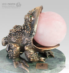 Bronze figure of frog with demantoid inserts with pink quartz sphere on a marvel plate Бронзовая лягушка со вставками из демантоидов с шаром из розового кварца на пластине из мрамора денежный оберег money amulet минерал премиум mineral premium ltd eshurin ешурин 