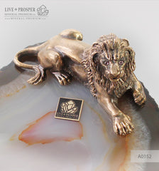 Bronze figure of lion with amethyst inserts on agate plate Бронзовый лев со вставками из аметистов на пластине из агата