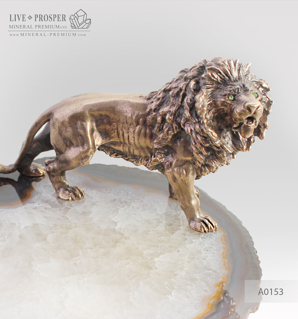 Bronze figure of lion the King of pride with demantoids inserts on agate plate Бронзовый лев Король прайда со вставками из демантоидов на пластине из агата