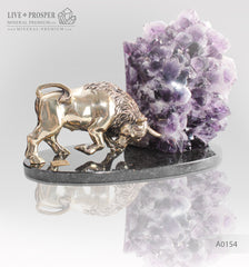 Bronze bull with agate geode amethyst on a dolerite plate Бронзовый бык с жеодой агата аметистовой друзой на пластине из долерита Телец /Бык в ФЭН-ШУЙ - символ уверенности, мощи и целеустремленности. Аметист -стабилизирует пространство и даёт новый импульс отношениям 