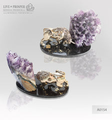 Bronze bull with agate geode amethyst on a dolerite plate Бронзовый бык с жеодой агата аметистовой друзой на пластине из долерита Телец /Бык в ФЭН-ШУЙ - символ уверенности, мощи и целеустремленности. Аметист -стабилизирует пространство и даёт новый импульс отношениям 