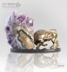 Bronze bull with agate geode amethyst on a dolerite plate Бронзовый бык с жеодой агата аметистовой друзой на пластине из долерита Телец /Бык в ФЭН-ШУЙ - символ уверенности, мощи и целеустремленности. Аметист -стабилизирует пространство и даёт новый импульс отношениям 