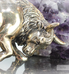 Bronze bull with agate geode amethyst on a dolerite plate Бронзовый бык с жеодой агата аметистовой друзой на пластине из долерита Телец /Бык в ФЭН-ШУЙ - символ уверенности, мощи и целеустремленности. Аметист -стабилизирует пространство и даёт новый импульс отношениям 