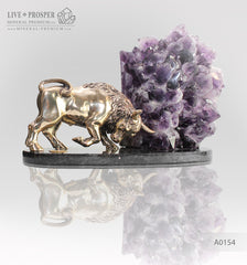 Bronze bull with agate geode amethyst on a dolerite plate Бронзовый бык с жеодой агата аметистовой друзой на пластине из долерита Телец /Бык в ФЭН-ШУЙ - символ уверенности, мощи и целеустремленности. Аметист -стабилизирует пространство и даёт новый импульс отношениям 