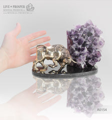 Bronze bull with agate geode amethyst on a dolerite plate Бронзовый бык с жеодой агата аметистовой друзой на пластине из долерита Телец /Бык в ФЭН-ШУЙ - символ уверенности, мощи и целеустремленности. Аметист -стабилизирует пространство и даёт новый импульс отношениям 