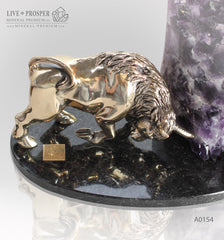 Bronze bull with agate geode amethyst on a dolerite plate Бронзовый бык с жеодой агата аметистовой друзой на пластине из долерита Телец /Бык в ФЭН-ШУЙ - символ уверенности, мощи и целеустремленности. Аметист -стабилизирует пространство и даёт новый импульс отношениям 