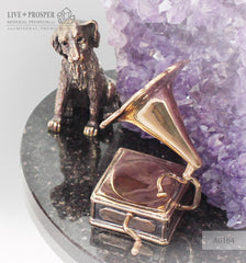 Bronze figures of the dog and Gramophone with agate geode amethyst on a dolerite plate Бронзовые собака и Патефон с жеодой агата аметистовой друзой на пластине из долерита 