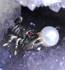 Mineral premium Silver figure of scorpion inside geode agate amethyst sphere with sea pearl and Swarovski inserts on dolerite plate Серебряный скорпион внутри жеоды аметиста агатовой сферы с морской жемчужиной и вставками из Сваровски на пластине из долерита Минерал премиум подарок руководителю подарок скорпионам 