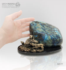 Bronze boar and dogs figures with labradorite on a dolerite plate Бронзовые кабан и собаки c лабрадоритом на пластине из долерита подарок руководителю лидеру