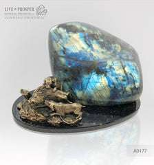 Bronze boar and dogs figures with labradorite on a dolerite plate Бронзовые кабан и собаки c лабрадоритом на пластине из долерита подарок руководителю лидеру