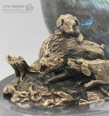Bronze boar and dogs figures with labradorite on a dolerite plate Бронзовые кабан и собаки c лабрадоритом на пластине из долерита подарок руководителю лидеру