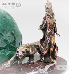 Bronze figures of the Goddess Diana and Cougar with malachite on a marble plate minerelak with bronze gift Mineral Premium gift store Бронзовые Богиня Диана и пума с малахитом на пластине из мрамора подарок руководительнице подарок на восьмое марта подарок женщине лидеру Минерал Премиум магазин авторских подарков 
