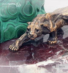 Bronze figures of the Goddess Diana and Cougar with malachite on a marble plate minerelak with bronze gift Mineral Premium gift store Бронзовые Богиня Диана и пума с малахитом на пластине из мрамора подарок руководительнице подарок на восьмое марта подарок женщине лидеру Минерал Премиум магазин авторских подарков 
