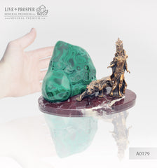 Bronze figures of the Goddess Diana and Cougar with malachite on a marble plate minerelak with bronze gift Mineral Premium gift store Бронзовые Богиня Диана и пума с малахитом на пластине из мрамора подарок руководительнице подарок на восьмое марта подарок женщине лидеру Минерал Премиум магазин авторских подарков 