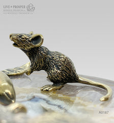 Bronze figures of mice with beans and pearls on an agate slice and a marble plate Бронзовые фигурки мышей с фасолью и жемчугом на срезе агата и пластине из мрамора год крысы 2020 Новый год крысы 2020 подарок на новый год Mineral Premium 