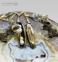 Bronze figures of mice with beans and pearls on an agate slice and a marble plate Бронзовые фигурки мышей с фасолью и жемчугом на срезе агата и пластине из мрамора год крысы 2020 Новый год крысы 2020 подарок на новый год Mineral Premium 