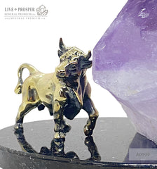 Bronze bull with agate geode amethyst on a dolerite plate Бронзовый бык с жеодой агата аметистовой друзой на пластине из долерита Символ года 2021 2021 год быка Подарок на новый год что подарить в год быка 
