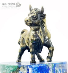 Bronze bull figure with azurmalahite base on a handmade wooden stand Бронзовый бык на срезе из азурмалахита и деревянной подставки ручной работы Символ года 2021 2021 год быка Подарок на новый год что подарить в год быка 